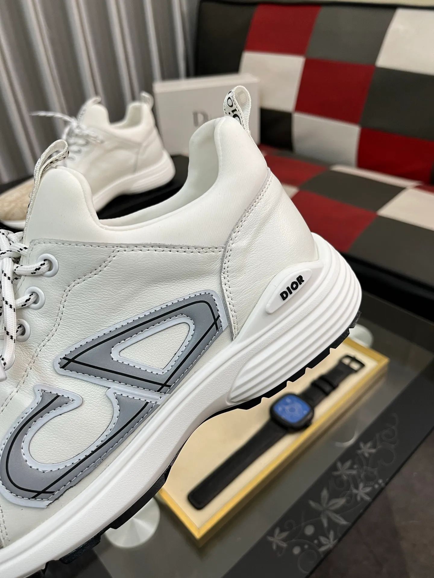 Men's clothing and shoes 💰458⌚️⌚️ Dior's casual and sporty style is combined with the elements of dad bag-soled shoes. It has successfully broken through the dad shoe style that has been on the streets in recent years and has become a beautiful landscape in luxury goods. The fabric is high mercerized with breathable mesh. The mesh on both sides of the shoe is made of three layers of composite technology. The bottom process uses package molding fabrics: imported high mercerized 🐂 cowhide stitching with original customized D-shaped mesh code number: 38-445️⃣Colors available